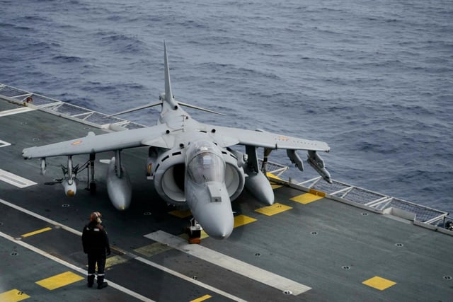 Un caza harrier en la cubierta del Juan Carlos I