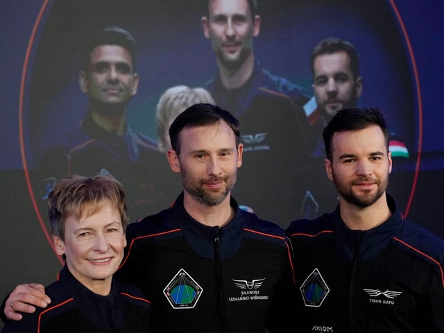 Die US-Astronautin Peggy Whitson (l-r), Kommandantin der wissenschaftlichen Raumfahrtmission Ax-4, posiert mit den Besatzungsmitgliedern Slawosz Uznanski-Wisniewski aus Polen, Mitte, und Tibor Kapu aus Ungarn während einer Medienveranstaltung.