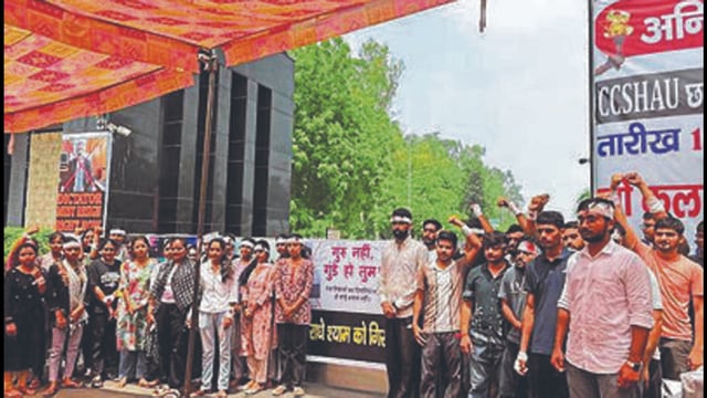 Students of the Chaudhary Charan Singh Haryana Agricultural University (CCSHAU) in Hisar, who had been demanding the resignation of vice-chancellor BR Kamboj after the June 10 lathi-charge, agreed to call off their protest on Wednesday. (HT file photo)