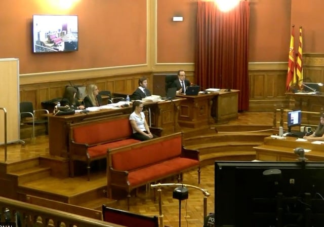 Montserrat N., la aspirante a &#39;mossa&#39; acusada de maltratar y matar a su novia, durante el primer día del juicio en el Palacio de Justicia de Barcelona