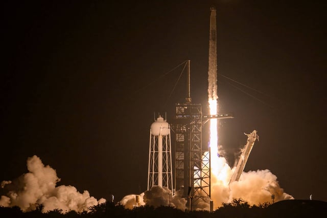 Une fusée Falcon 9 de SpaceX et le vaisseau spatial Dragon décollent du centre spatial Kennedy de la Nasa, ce mercredi 25 juin en Floride.