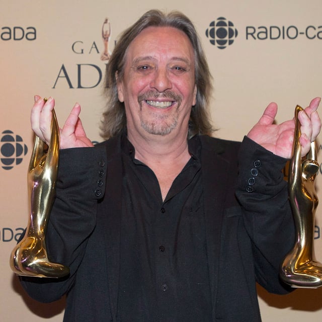 Serge Fiori holds up his Felix award for best adult contempory album at the gala Adisq awards ceremony in Montreal, Sunday, October 26, 2014. THE CANADIAN PRESS/Graham Hughes