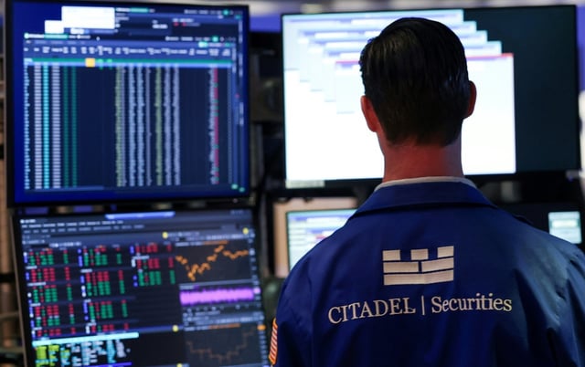 Un opérateur à la Bourse de New York, le 23 juin 2025