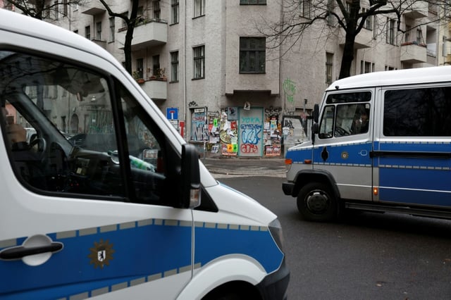 Wegen der Verletzung der Augen eines Festgenommenen mit Pfefferspray an den Diensthandschuhen ist ein Polizist in Berlin zu einer Geldstrafe von 5600 Euro verurteilt worden. Er wurde der gefährlichen Körperverletzung im Amt schuldig gesprochen.