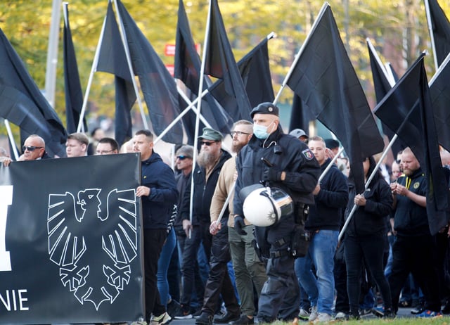 Neonazis auf einer Kundgebung. (Symbolbild)