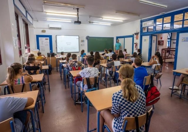 Un profesor imparte clase en un centro escolar de Sevilla