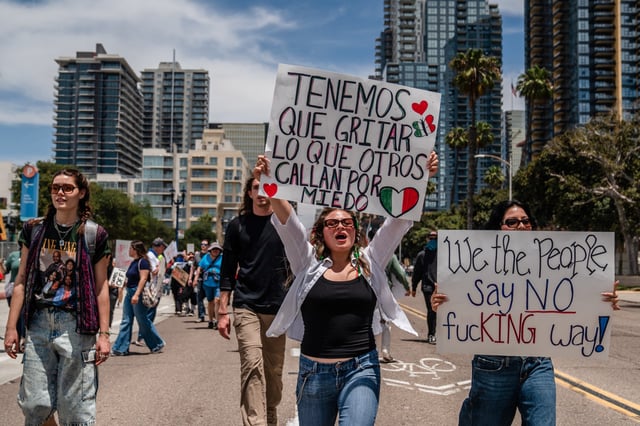 Des manifestants participent à la mobilisation "No Kings" à San Diego le 14 juin 2025.
