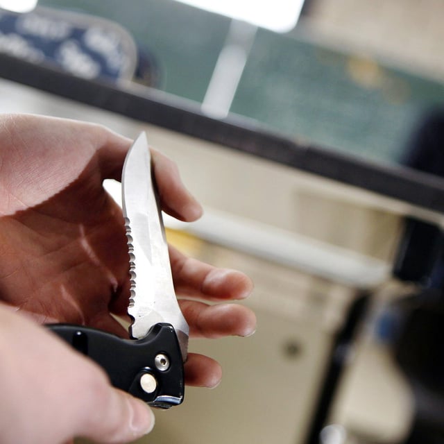 Aschaffenburg: Messer-Mann bedroht Schüler - Polizei räumt Schulgebäude