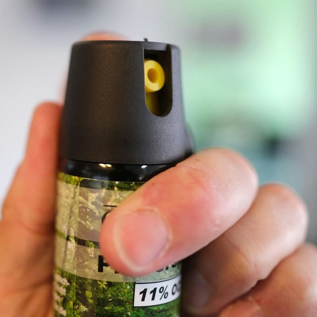 Wegen Körperverletzung im Amt durch Pfefferspray muss ein Polizist eine Geldstrafe zahlen.