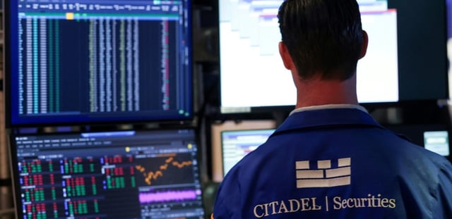 Un opérateur à la Bourse de New York, le 23 juin 2025