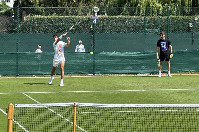 Alcaraz se prueba por primera vez en Wimbledon, este miércoles.