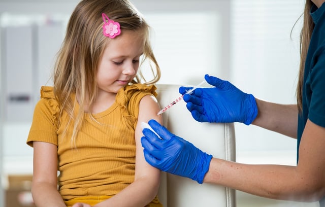 Impfungen schützen Kinder vor potenziell gefährlichen Erkrankungen. Doch die Impfraten gehen in vielen Ländern zurück. © Suzi Media Production/ iStock
