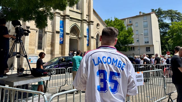 Plusieurs centaines de supporters de l’Olympique Lyonnais se sont rassemblées ce mercredi à Fontaines-sur-Saône, pour rendre un dernier hommage à Bernard Lacombe, décédé le 17 juin 2025.