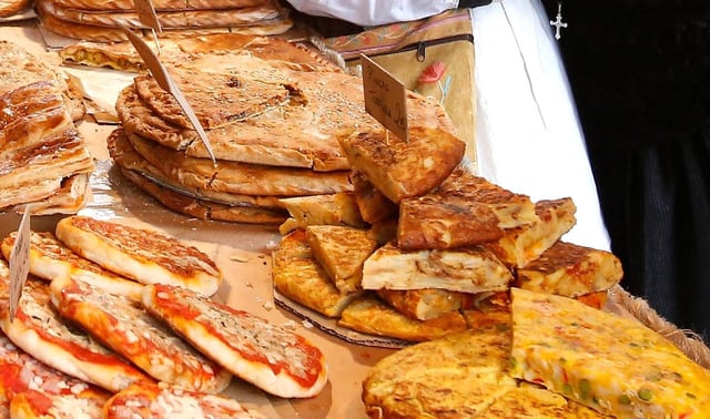 La tortilla y la empanada ocupan los primeros lugares entre las preferencias de los gallegos en comida a domicilio.