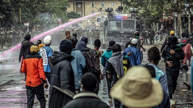 Ein Wasserwerfer der Polizei ist in Nairobi im Einsatz gegen Demonstranten.