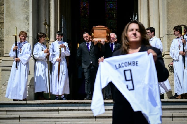 Le cercueil de Bernard Lacombe, l'ancien attaquant international de l'Olympique lyonnais, lors de ses obsèques le 25 juin à l'église Saint-Louis à Fontaines-sur-Saône près de Lyon
