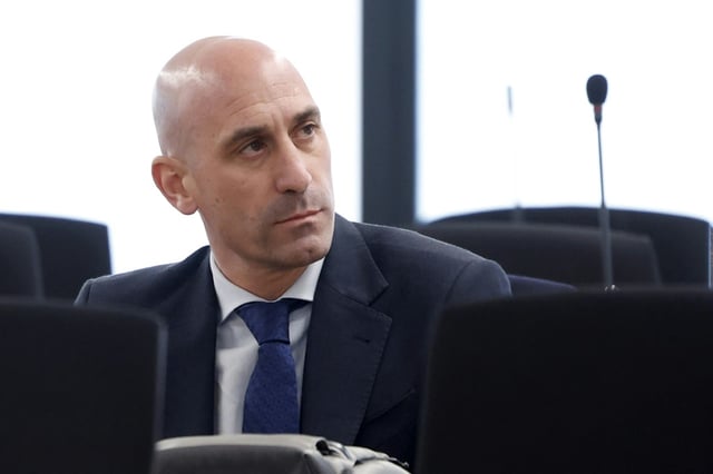L'ex-patron du foot espagnol Luis Rubiales, accusé d'agression sexuelle pour un baiser forcé sur les lèvres de la joueuse espagnole Jenni Hermoso, assiste à son procès au tribunal de San Fernando de Henares, à l'est de Madrid, le 3 février 2025