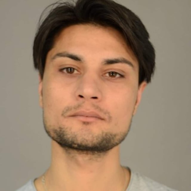 Der gesuchte Mohammad Suliman NIYAZI wird dringend verdächtigt, am 10.03.2019 seine 26 Jahre alte Ex-Lebensgefährtin in ihrer Wohnung in Halle (Saale) erstochen zu haben. Seitdem befindet er sich auf der Flucht.