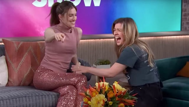 Allison Williams Calls Out Kelly Clarkson for Eyeing Her Forehead for Botox.