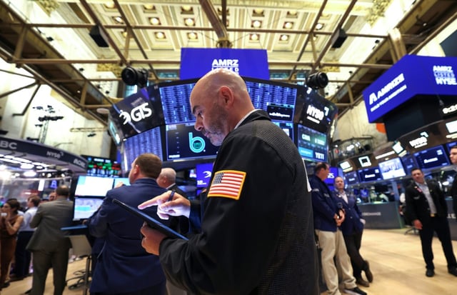 Des opérateurs à la Bourse de New York le 23 juin 2025