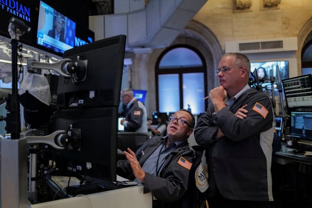 Traders work on the floor at the New York Stock Exchange (NYSE) in New York City, U.S., June 25, 2025. REUTERS/Jeenah Moon