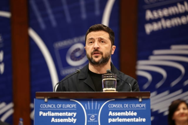 Der ukrainische Präsident Wolodymyr Selenskyj hat im Europarat die Einrichtung eines Sondertribunals zum russischen Angriffskrieg gegen die Ukraine besiegelt. Selenskyj unterzeichnete bei einem Besuch in Straßburg ein entsprechendes Abkommen.