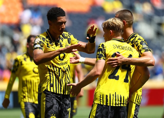 Soccer Football - FIFA Club World Cup - Group F - Borussia Dortmund v Ulsan HD - TQL Stadium, Cincinnati, Ohio, U.S. - June 25, 2025  Borussia Dortmund's Daniel Svensson celebrates scoring their first goal with Borussia Dortmund's Waldemar Anton and Borussia Dortmund's Jobe Bellingham REUTERS/Kai Pfaffenbach
