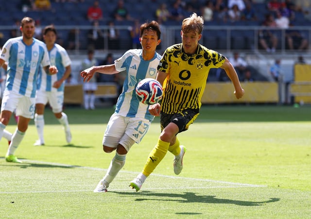 Soccer Football - FIFA Club World Cup - Group F - Borussia Dortmund v Ulsan HD - TQL Stadium, Cincinnati, Ohio, U.S. - June 25, 2025  Borussia Dortmund's Daniel Svensson in action with Ulsan HD's Sang-Woo Kang REUTERS/Kai Pfaffenbach