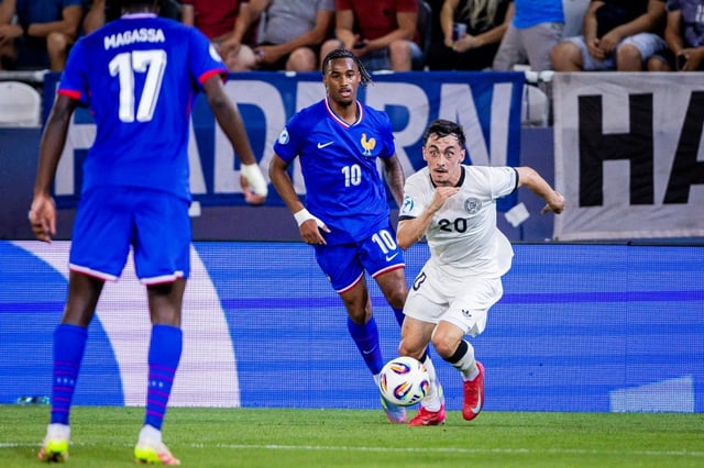 Le milieu de terrain de l'équipe d'Allemagne Paul Nebel dans la défense de l'équipe de France en demi-finale de l'Euro espouirs le 25 juin 2025 à Kosice en Slovaquie
