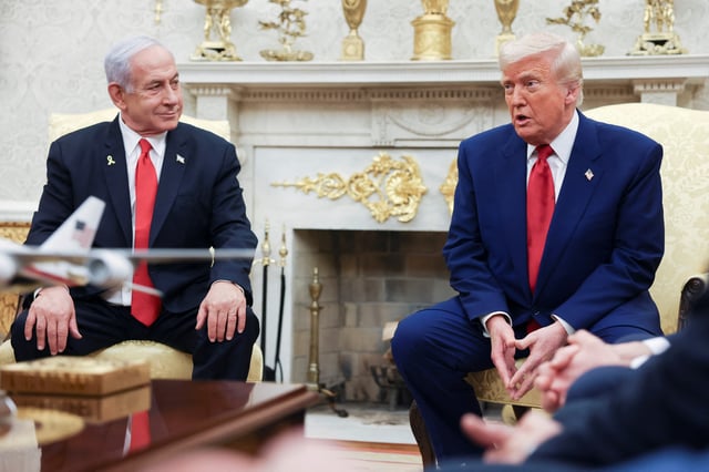 U.S. President Donald Trump meets with Israeli Prime Minister Benjamin Netanyahu in the Oval Office at the White House in Washington, U.S., April 7, 2025. REUTERS/Kevin Mohatt/File Photo