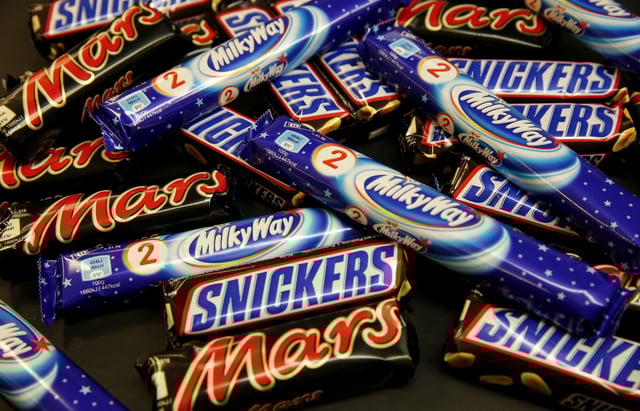 Mars and Snickers bars are seen in this picture illustration taken in Berlin, Germany on February 23, 2016.    REUTERS/Fabrizio Bensch/Illustration/File Photo/File Photo