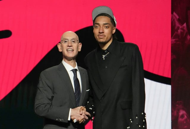 Le Français Noa Essengue (à droite), choisi en 12e position par les Chicago Bulls au premier tour de la draft NBA, avec le commissionnaire de la Ligue de basket nord-américaine Adam Silver le 25 juin 2025 à New York