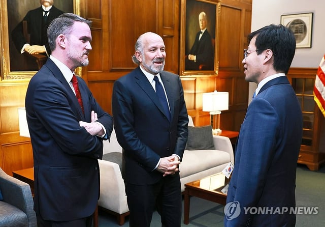 Yeo Han-koo (R), South Korea's new trade minister, talks with U.S. Trade Representative Jamieson Greer (L) and U.S. Commerce Secretary Howard Lutnick during their meeting in Washington on June 23, 2025, in this photo released by the South Korean industry ministry. (PHOTO NOT FOR SALE) (Yonhap)