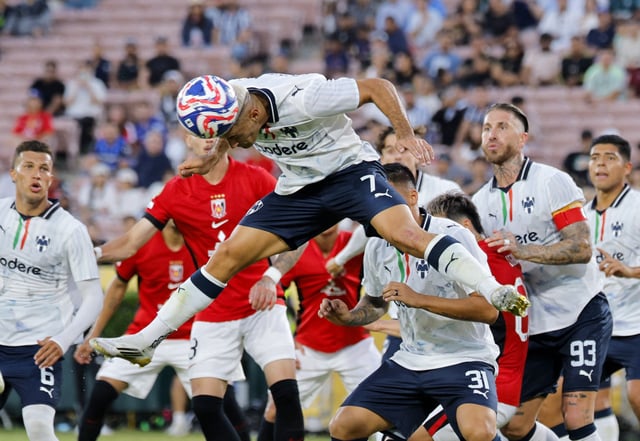 Soccer Football - FIFA Club World Cup - Group E - Urawa Red Diamonds v CF Monterrey - Rose Bowl, Pasadena, California, U.S. - June 25, 2025 CF Monterrey's German Berterame heads at goal REUTERS/Mike Blake