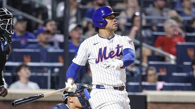New York Mets right fielder Juan Soto hits a home run.