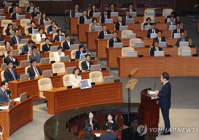 President Lee Jae Myung (at podium) delivers a policy speech during a plenary session at the National Assembly in Seoul on June 26, 2025, about a government-proposed extra budget of 20.2 trillion won (US$14.7 billion) aimed at revitalizing domestic consumption and bolstering the economy, including the distribution of cash handouts to all citizens. (Yonhap)