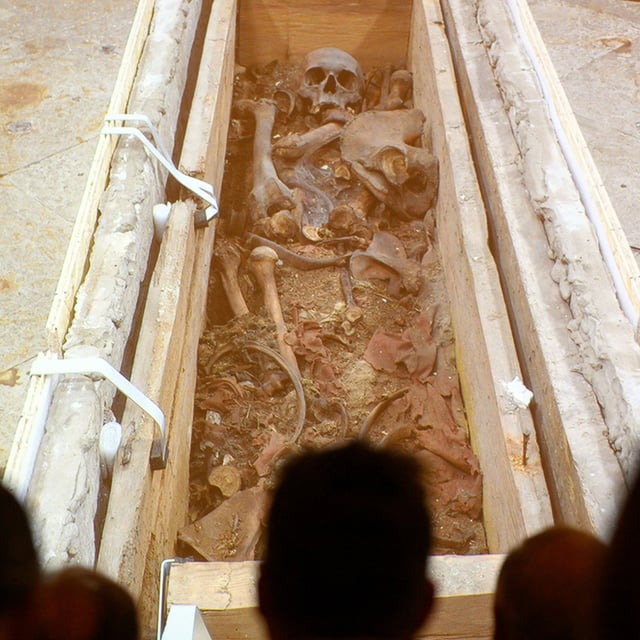 Das Landesamt für Denkmalpflege und Archäologie Sachsen-Anhalt zeigt in der Sakristei des Magdeburger Doms Medienvertretern ein Live-Video, welches das Innere der Holzkiste des Grabes von Otto dem Großen zeigt.