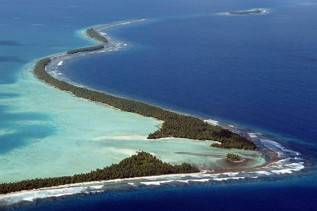Vue de l'atoll de Funafuti, où vit près de la moitié de la population de l'archipel des Tuvalu, dans le Pacifique, le 19 février 2004
