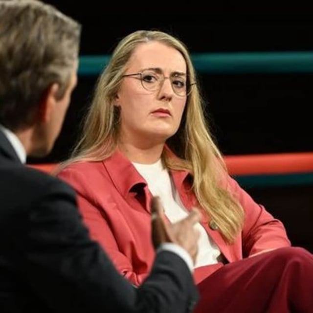 Seit dem russischen Angriffskrieg in der Ukraine wächst auch in Deutschland die Angst vor einer militärischen Bedrohung. Bei „Markus Lanz“ gab Grünen-Chefin Katharina Dröge am Mittwochabend zu, dass sie eine Kriegssituation im eigenen Land nicht mehr ausschließen könne. Bei „Markus Lanz“ antwortete Katharina Dröge am Mittwochabend ehrlich auf die Frage: „Haben Sie Angst vor Krieg?“ Die Grünen-Chefin gab zu: „Es wäre aus meiner Sicht sehr unvernünftig, diese Sorge nicht zu haben. Das ist eine reale Bedrohung, die Russland ausspricht.“ Lanz fragte daraufhin überrascht, ob die Politikerin wirklich Angst vor einem russischen Raketenangriff auf Deutschland habe. Dröge antwortete prompt: „Natürlich habe ich diese Sorge!“
Die Politikerin weiter: „Wenn man Putin ernst nimmt mit dem, was er sagt, (...) dann sagt er uns, dass er nicht vorhat, bei der Ukraine Schluss zu machen.“ Ex-Diplomat Andreas Reinicke sah dies etwas anders. Er stellte klar: „Ich finde den Begriff Angst nicht gut. Deswegen würde ich auch nicht von Kriegsangst sprechen.“ Laut Reinicke sei ein Krieg zwar denkbar, er plädierte jedoch für mehr Selbstbewusstsein: „Das kommt auf uns zu - (...) damit können wir auch umgehen.“
Der ZDF-Moderator konterte irritiert: „Jetzt klingen Sie wie der Motivationstrainer, den keiner bestellt hat.“ Militärhistoriker Sönke Neitzel merkte derweil an, dass ein Krieg in Deutschland durchaus „eine Möglichkeit“ sei, „auf die wir uns vorbereiten sollten. Wie wahrscheinlich die ist, können wir überlegen“. Neitzel zeigte sich dabei offen für den Wehrdienst, um Deutschland zu verteidigen. Er erklärte mit ernster Miene: „Wenn dieses Land angegriffen wird, wenn wir in einem Krieg wären, (...) gehe ich. Das ist für mich gar keine Frage.“ Dennoch äußerte er die Hoffnung, dass es niemals so weit kommen wird. Neitzel ergänzte, dass er dabei „sehr großes Vertrauen in diese Regierung und in dieses Land und auch in die NATO“ habe, „dass wir nicht (...) in einen Krieg schlafwandeln“.