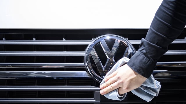 VW will wieder vermehrt auf physische Knöpfe setzen.