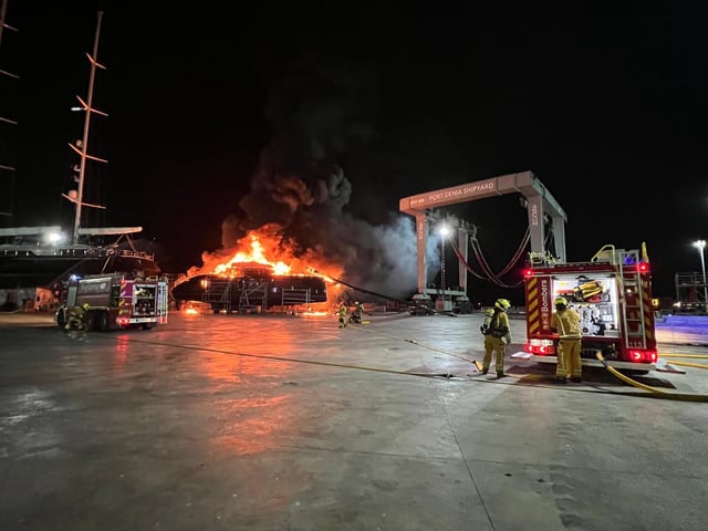 Los bomberos han trabajado toda la noche en la extinción
