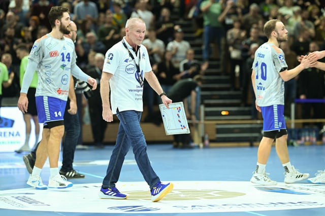 Uwe Jungandreas, Cheftrainer des Dessau Roßlauer HV, auf dem Spielfeld.