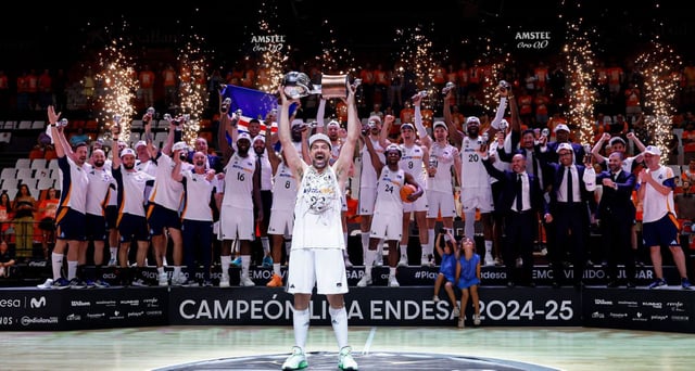 Llull levanta el trofeo de campeón de Liga. |  Efe