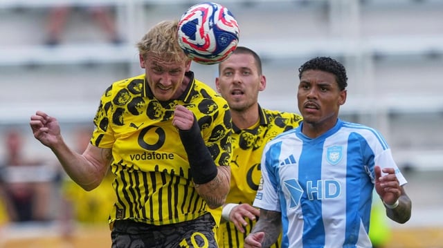 Julian Brandt (l.) mit Schiene am linken Arm