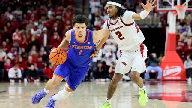 Former Arkansas Razorbacks guard Boogie Fland (2) against former Florida Gators guard Walter Clayton Jr. (1).