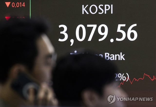 This photo taken on June 26, 2025 shows the dealing room of Hana Bank in Seoul. (Yonhap)