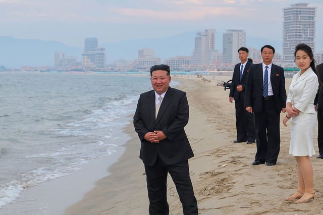 Der nordkoreanischen Machthaber und seine Tochter Kim Ju-ae am Strand des neuen Touristengebiets