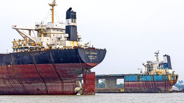 Schiffe werden auf der Abwrackwerft, Chittagong, Bangladesch, abgewrackt.