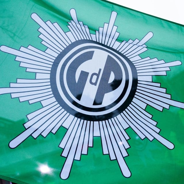 Eine Flagge mit dem Logo der Gewerkschaft der Polizei (GdP)