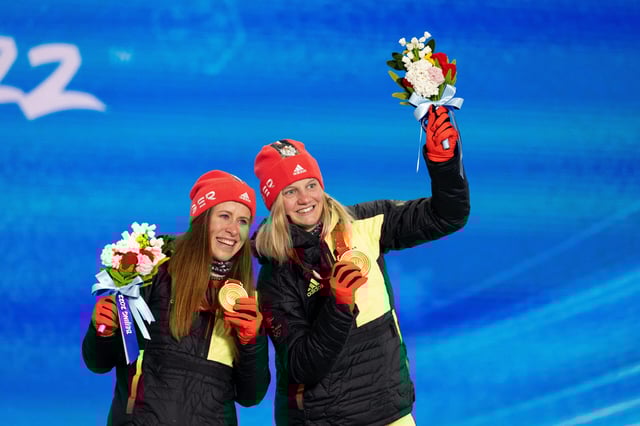 Victoria Carl (r) gewann in Peking bei den Olympischen Spielen 2022 Gold an der Seite von Katharina Henning.